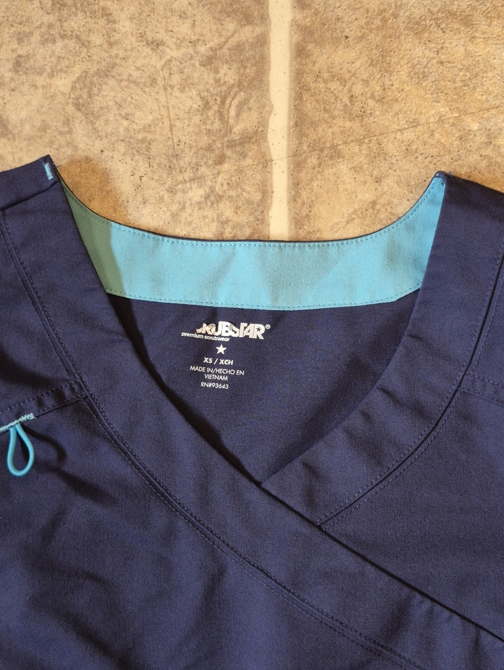Lot Of 3 Scrubs For Women Size XS, 2 Tops And A Pair Of Pants - Picture 5 of 7